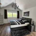 Au 10 *