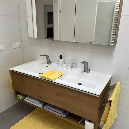 Apartman Au 10 *